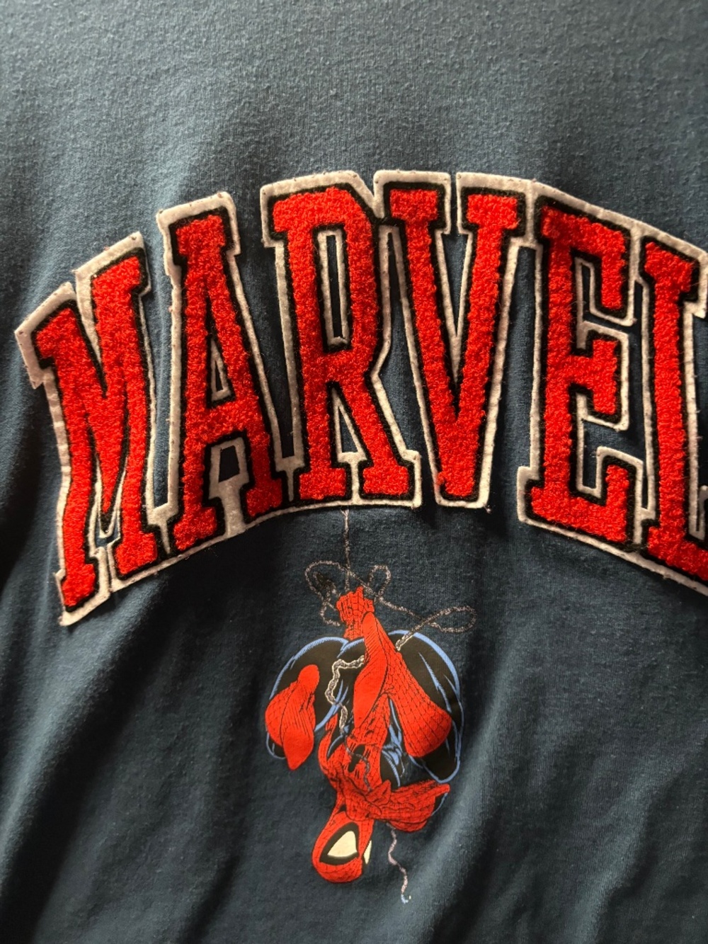 Marvel Spider-Man Chenille Varsity Logo Graphic T-Shirt Men’s Medium Navy Blue.